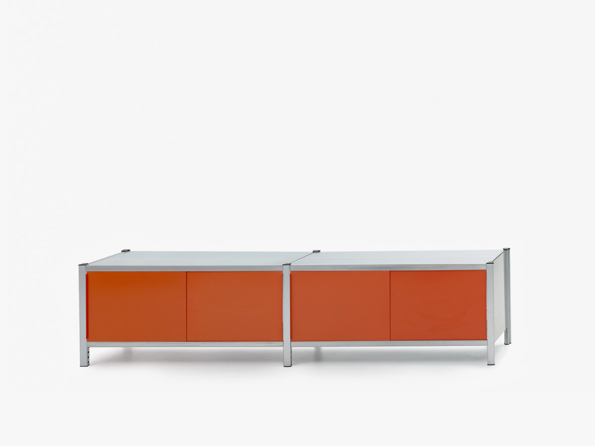 Lowboard mit orangen Schiebetüren